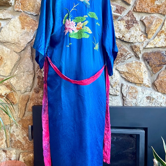 Vintage 80s 90s Blue Silk Kingfisher Lotus Pond Embroidered Chinese Kimono Robe - Picture 2 of 10